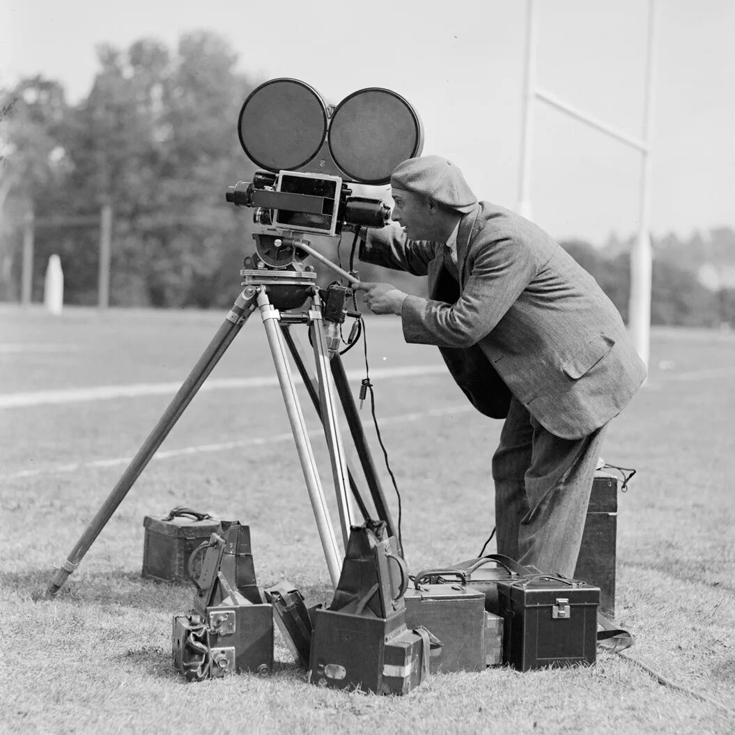 Кинематограф 1930 х годов. Киносъёмочный аппарат 70ск. Киносъемочные аппараты 1914. Кинопроектор 1930. Старинная кинокамера.