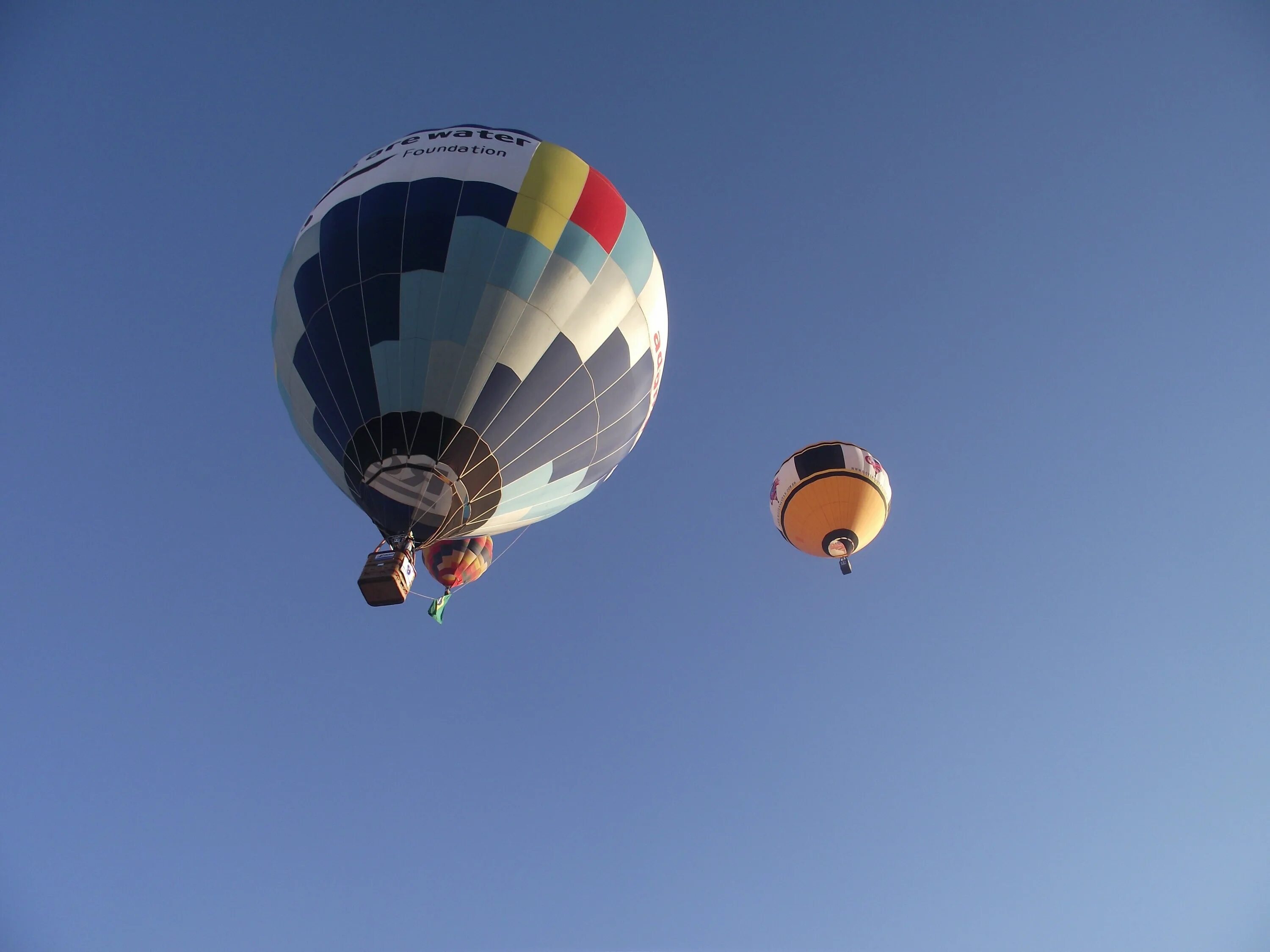 Шар в небе как называется. Воздушный шар в небе. Воздушные шары в небе. Летающие шары в небе. Воздушный шар транспорт.