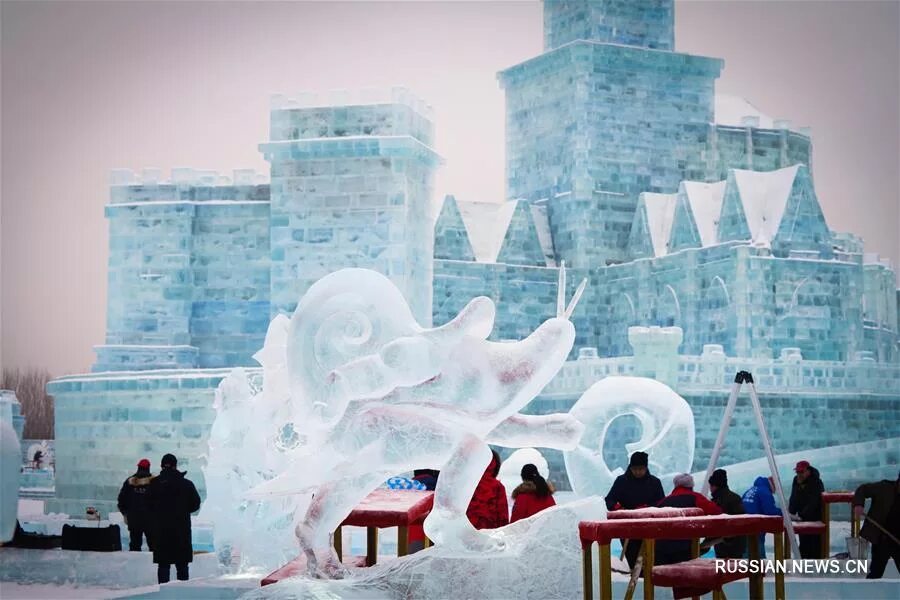 харбин снежный фестиваль 2020. ледяной город харбин эстетика. ледяные скульптуры на ольхоне. авианосец изо льда в харбине. харбин ледяные скульптуры.