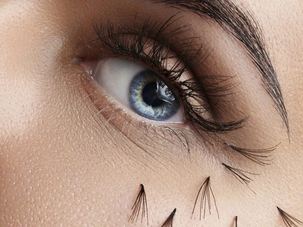 Неудачное наращивание ресниц. Почему осыпаются нарощенные ресницы. Выпавшие нарощенные ресницы. Почему осыпаются нарощенные ресницы. Некачественное наращивание ресниц.