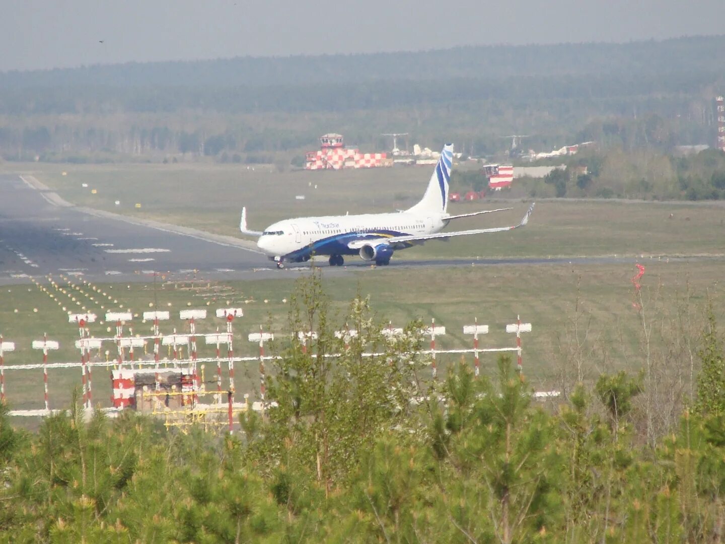 Сколько метров аэропорта. ВПП Красноярск Емельяново. Аэропорт Иркутск Боинг 777. Аэропорт Красноярск ВПП. Емельяново аэропорт ВПП.