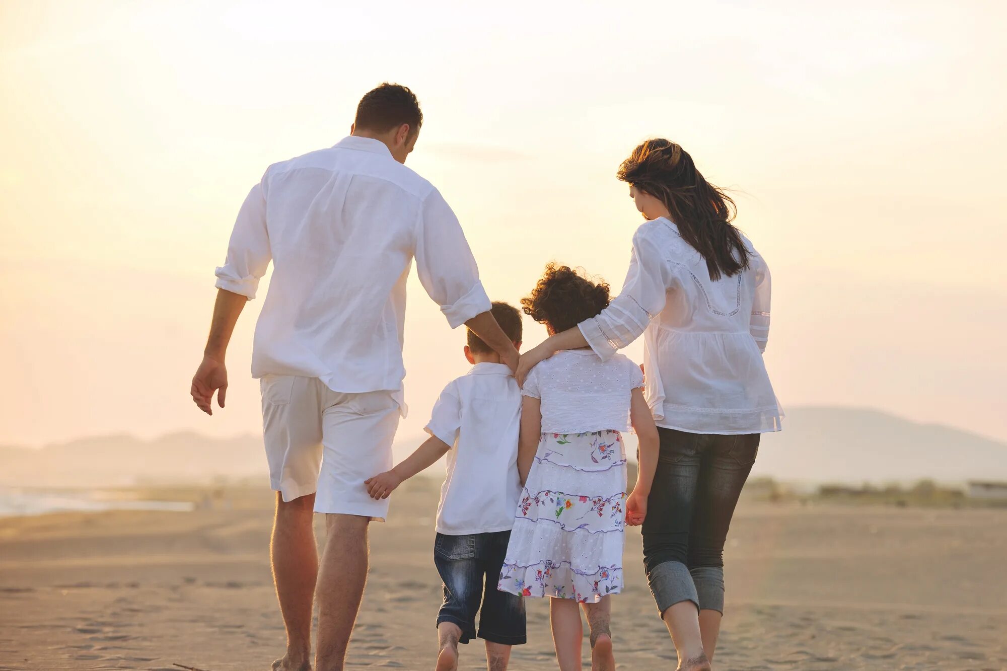 счастливая женщина с семьей. быть в браке со своим ребенком. семья повторного брака. общение ребенка с родителями. любовь родителей к детям.