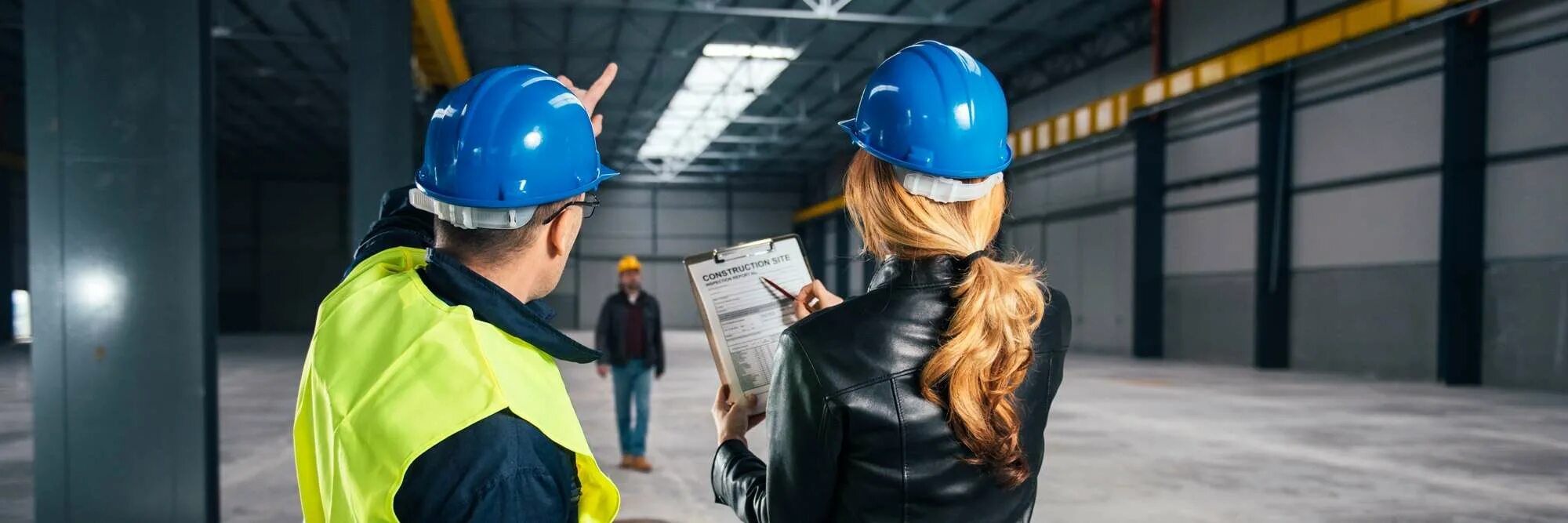 охрана для подрядчиков. инженер строитель. охрана труда и промышленная безопасность. директор агентства безопасности «гвардия» вячеслав жирков. работник в каске.