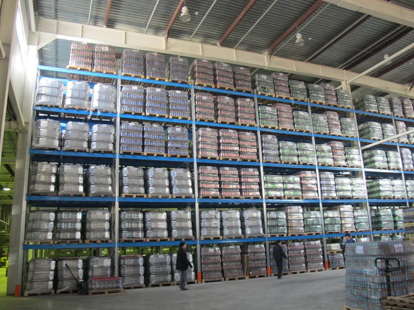 Кассета груза для перевозки. Склад стеклянных бутылок. Упаковка бутылок на паллете. Хранение стеклотары. Склад стеклотары.