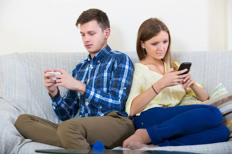 Жена сидит в телефоне. Супруги сидят с телефоном. Муж и жена сидят в телефонах. Фото жена сидит на муже. Узу сидит с женами.