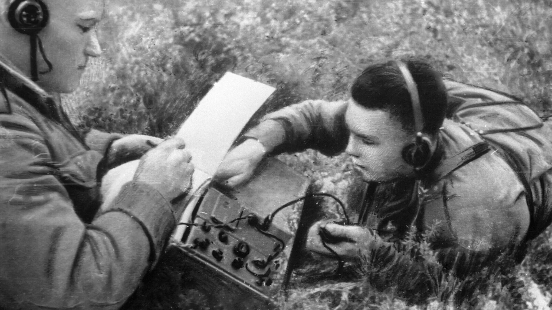 Военные связисты в годы вов. Связистки советской армии вов. Радиостанция рб 3-р. Солдат связист. История войск связи.