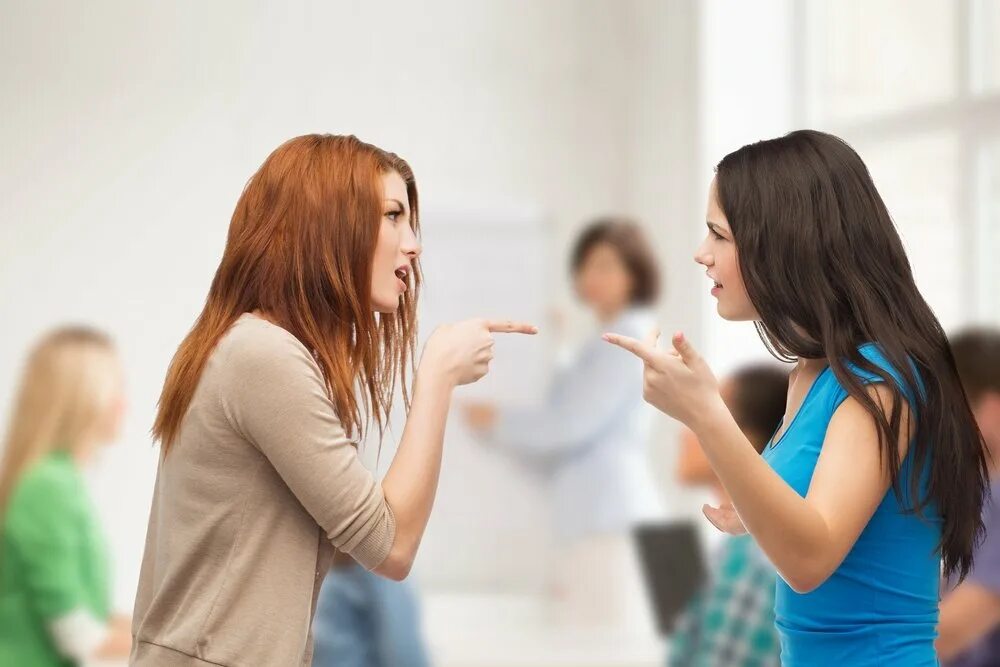 Рабочий коллектив. Взаимодействие учителя и ученика. Межличностное общение студентов. Благоприятный климат в коллективе. Два человека спорят.