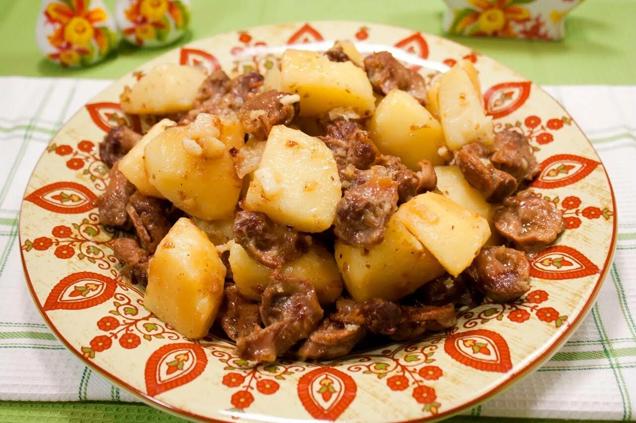 Как приготовить куриные желудки в мультиварке. Куриные желудочки с картофелем. куриные желудки с картошкой. тушеная картошка с желудками. жаркое с куриными желудками и картошкой.
