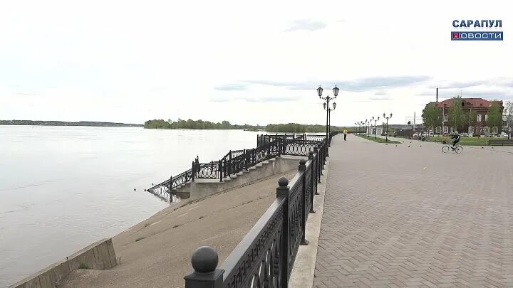 Уровень воды в каме березники на сегодня. Сарапул Кама пляж. Уровень воды в Каме. Уровень воды в Каме г Березники. Уровень воды в Каме сегодня.