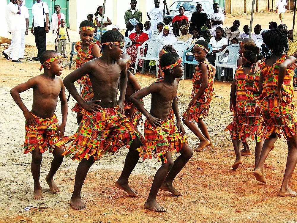 Чернокожая танцует. Танцы народов Африки. Танцы африканцев. Афроамериканцы в Африке.
