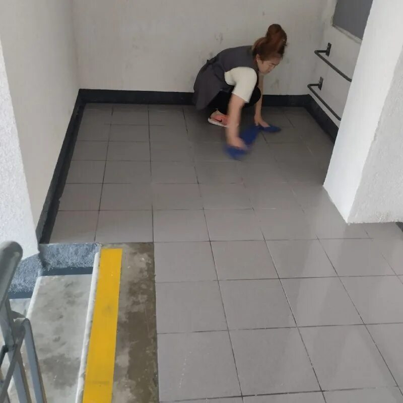 Уборщик лестничных клеток. Уборка подъездов. Уборка парадных. Уборка парадных. Мытьё подъездов.