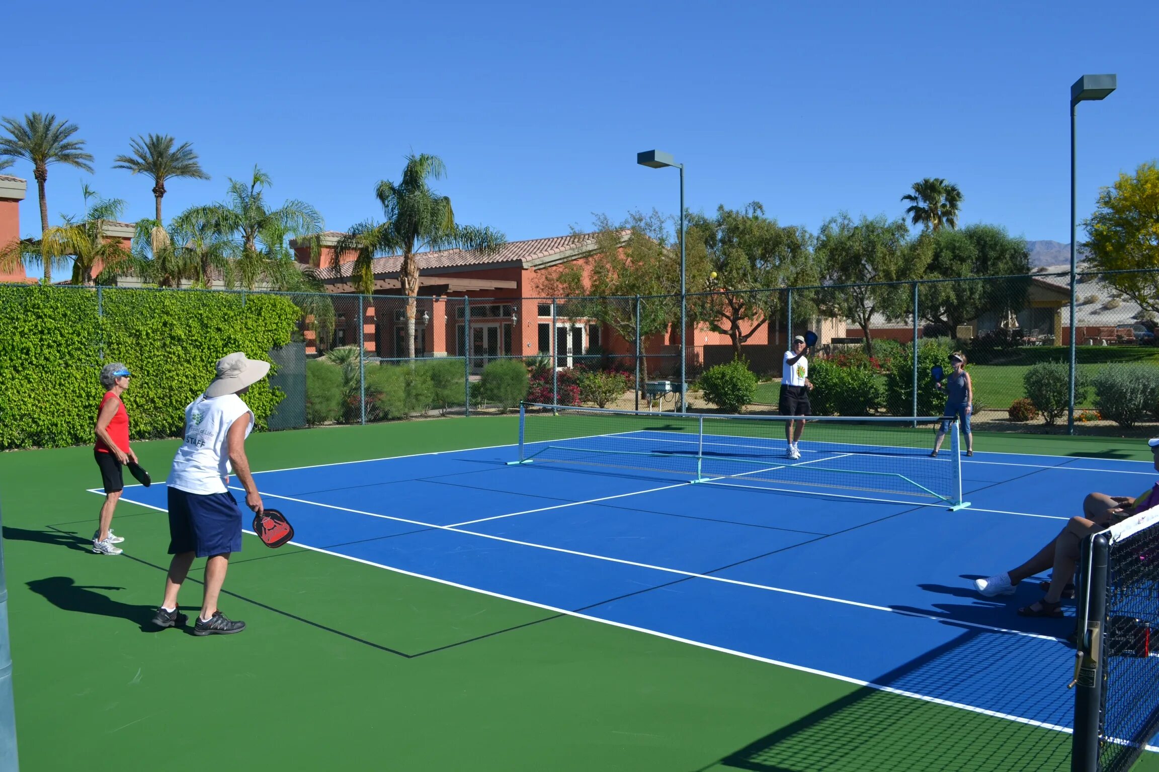 Какое поле теннисный. Теннисный корт. Площадка для тенниса. Теннис корт. Теннисный корт площадка.