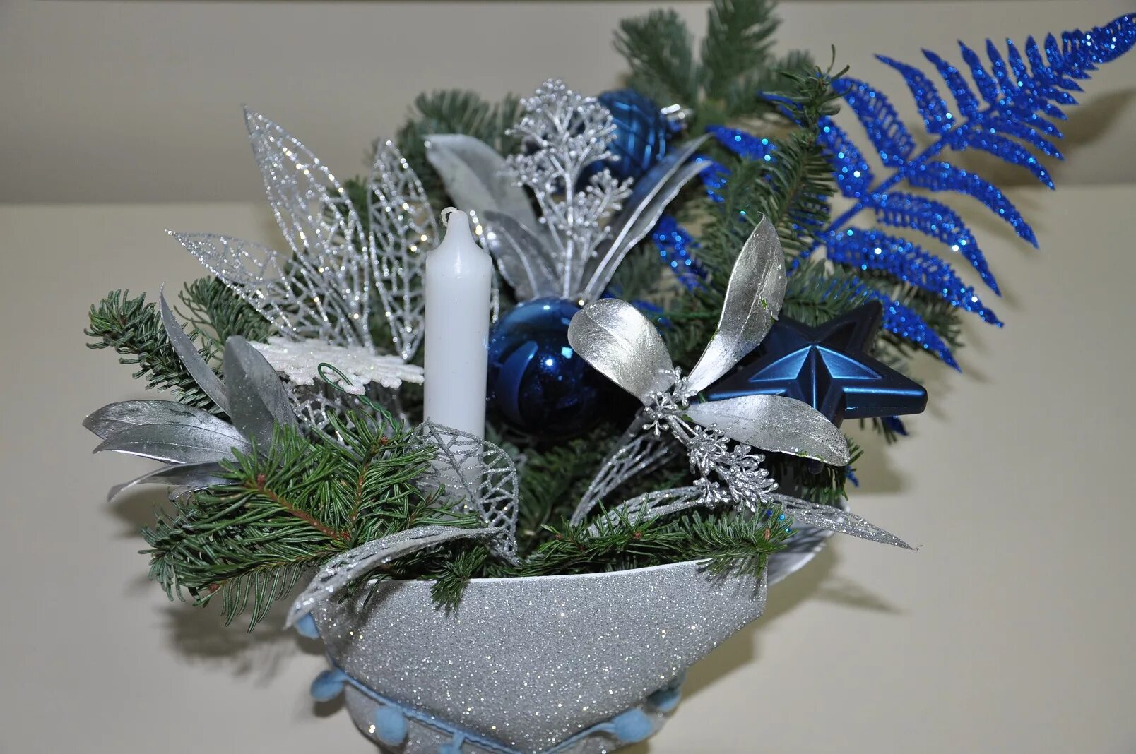 зимний букет в садик. зимний букет своими руками для школы. новогодний букет. экибана из шишек и еловых веток. новогодние композиции из натуральных материалов.