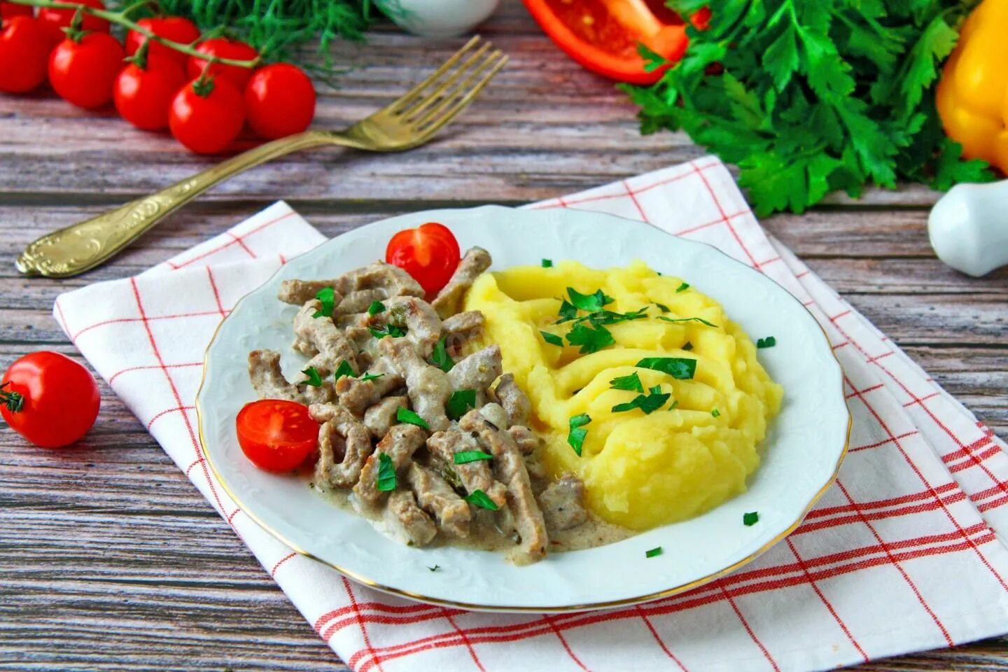 Строганов блюдо. Bœuf Stroganoff. Bevstroganov. Строганов биф бефстроганов.