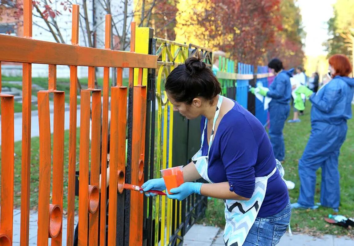 Чем покрасить деревянный забор на улице. Забор для детского сада. Красит забор. Окрашенный забор. Покрасить забор.
