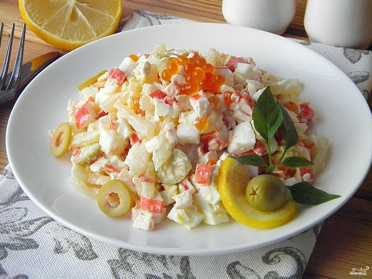 Рецепт салата с кальмаром свежим. Салат с кальмарами. Вкусный салат с кальмарами. Салат с кальмарами самый вкусный. Салаты из кальмаров самые вкусные.