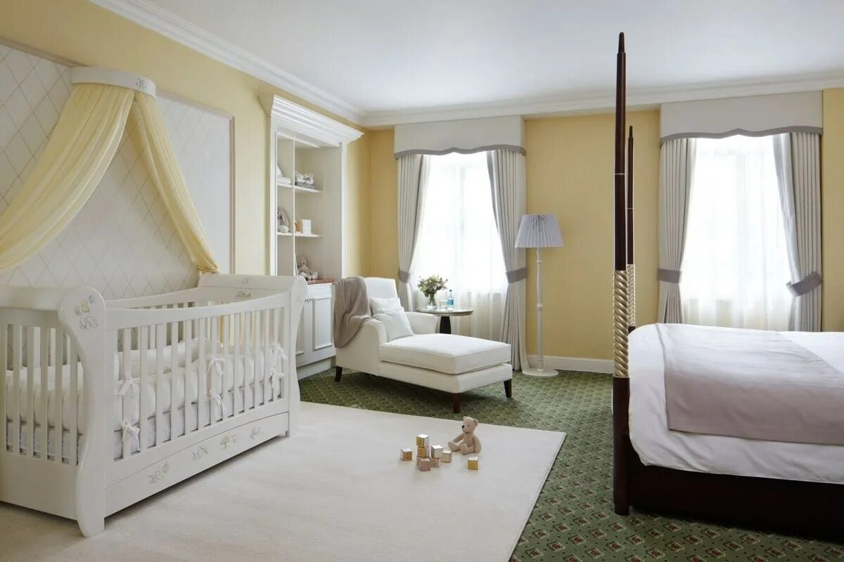 Baby bedroom. Комната для новорожденного. Спальня совмещенная с детской кроваткой. Спальня с детской кроваткой в родительской комнате. Детская кроватка в спальне родителей.