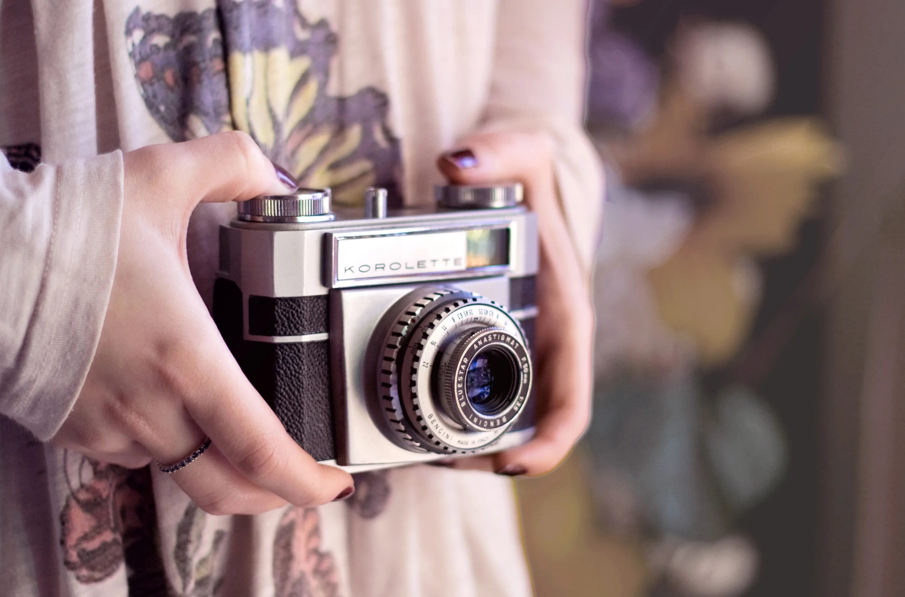 Слово фотоаппарат. Фотоаппарат в руках. фотоаппарат эстетика. эстетика фотоаппарат в руках. фотоаппарат в руках девушки.
