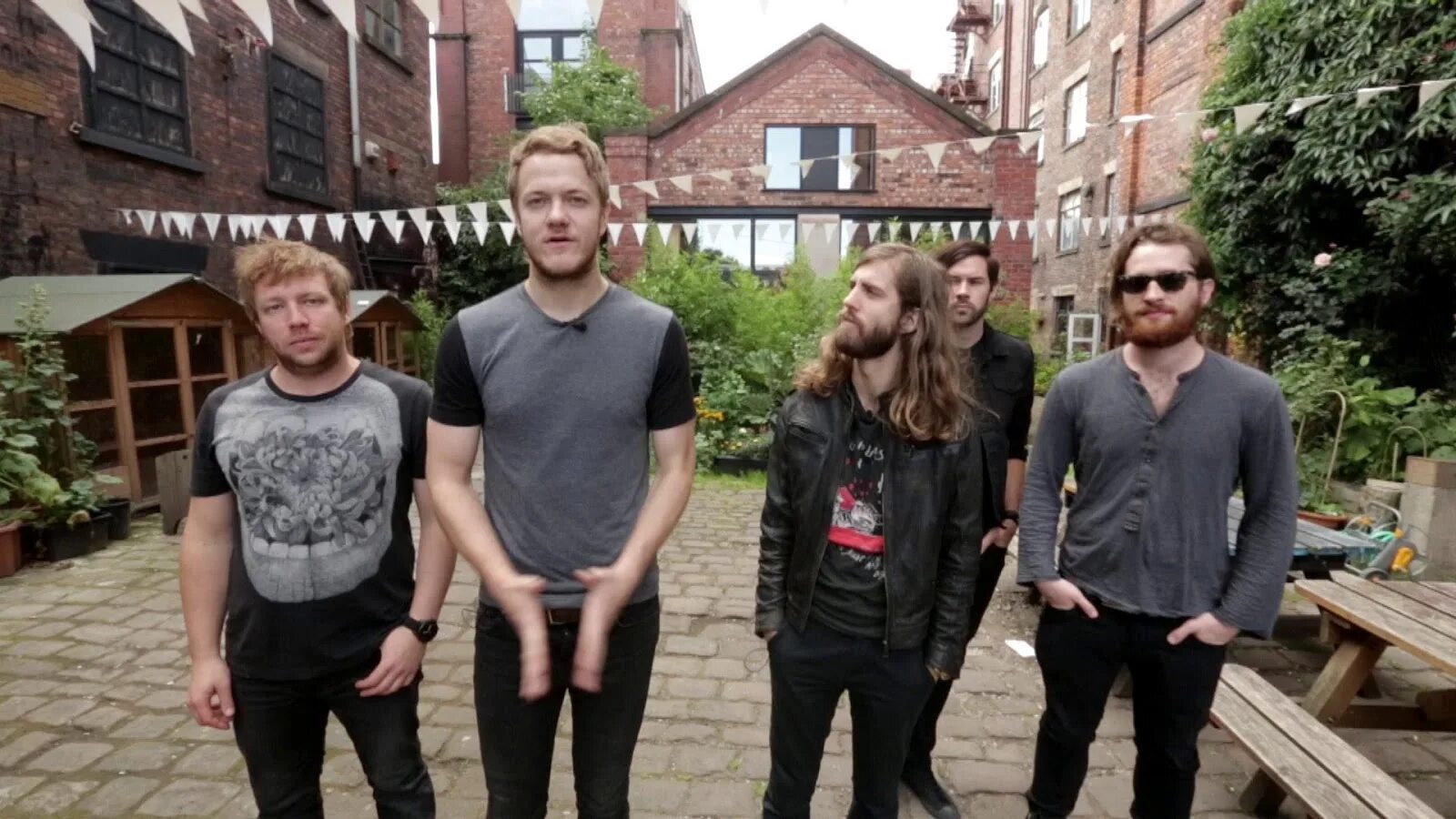 Imagine dragons go. Енеми имеджин драгонс. имейджин драгонс с фанатами. imagine dragons с фанатами. imagine dragons фото фанатов.