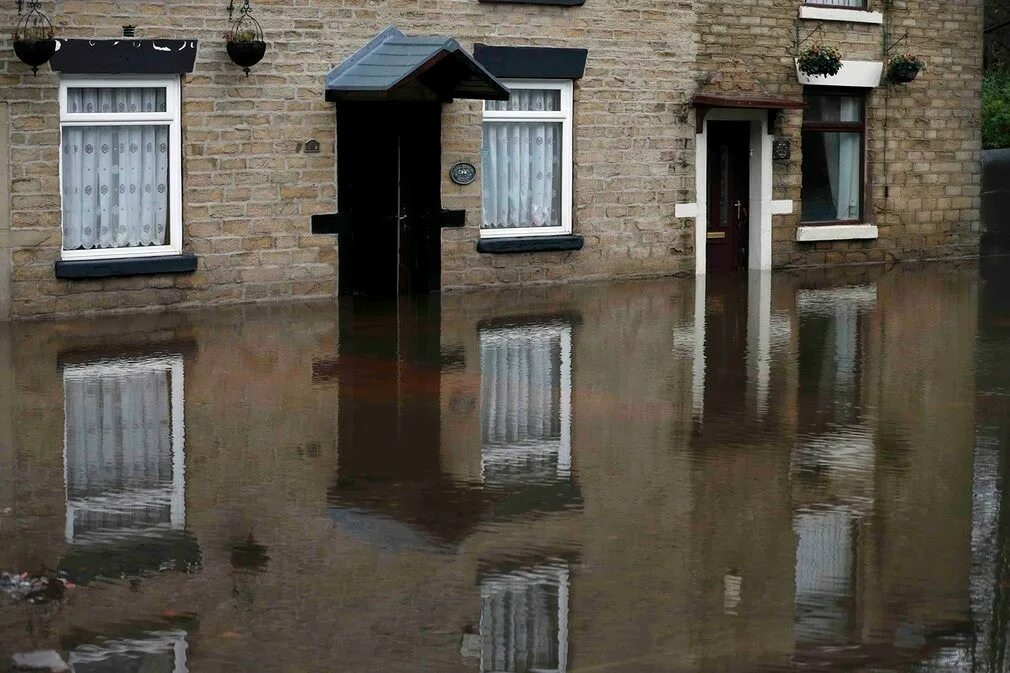 Два затопленных дома. Наводнение в доме. Затопленные дома. Подтопление домов паводок ГАЗ. Подтопление дома снаружи.