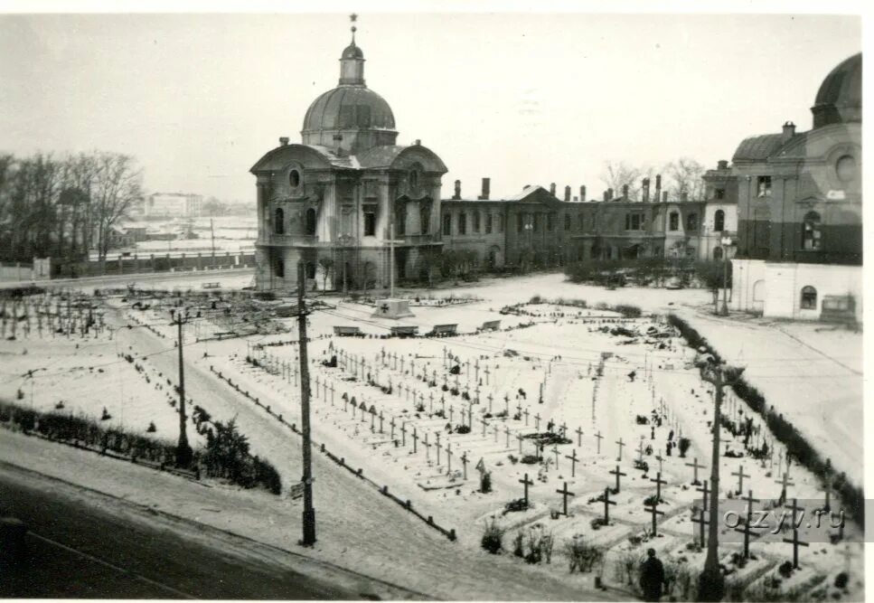 Тверь в годы великой отечественной. Тверь 1941 немецкое кладбище. Немецкое кладбище в Твери у путевого дворца. Тверской Императорский путевой дворец до революции. Путевой дворец Твери в 1941.