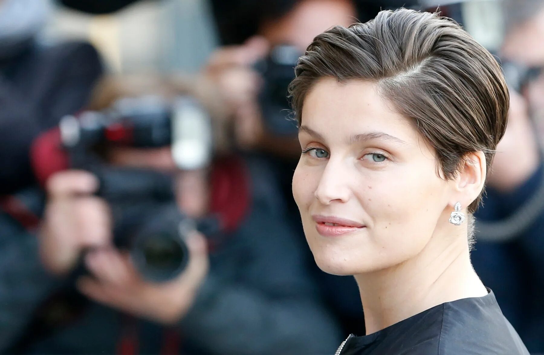 Laetitia casta. Летиция Каста 2021. Летиция Каста 2017. Летиция Каста сейчас 2021. Летиция Каста с короткой стрижкой.