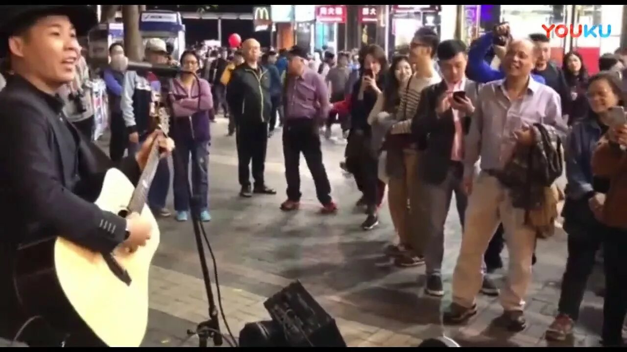 Китайцы поют между нами провода. Китаец поет. Китайцы поют на улице. Китайцы поют mood. Японцы в караоке.