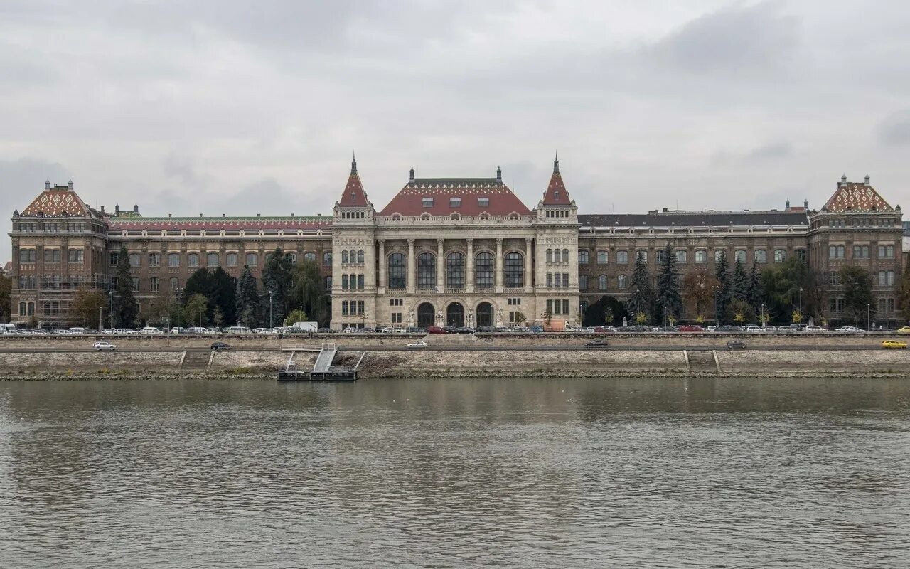 Будапешт университет. Университет Корвинус в Будапеште. Будапештский университет технологии и экономики. Венгрия университет св. Лорана 1635.