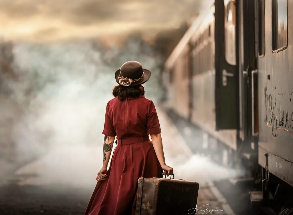 Знак на перроне. Фотосессия в ретро поезде. Девушка в поезде. Фотосессия в поезде. Ретро фотосессия на вокзале.