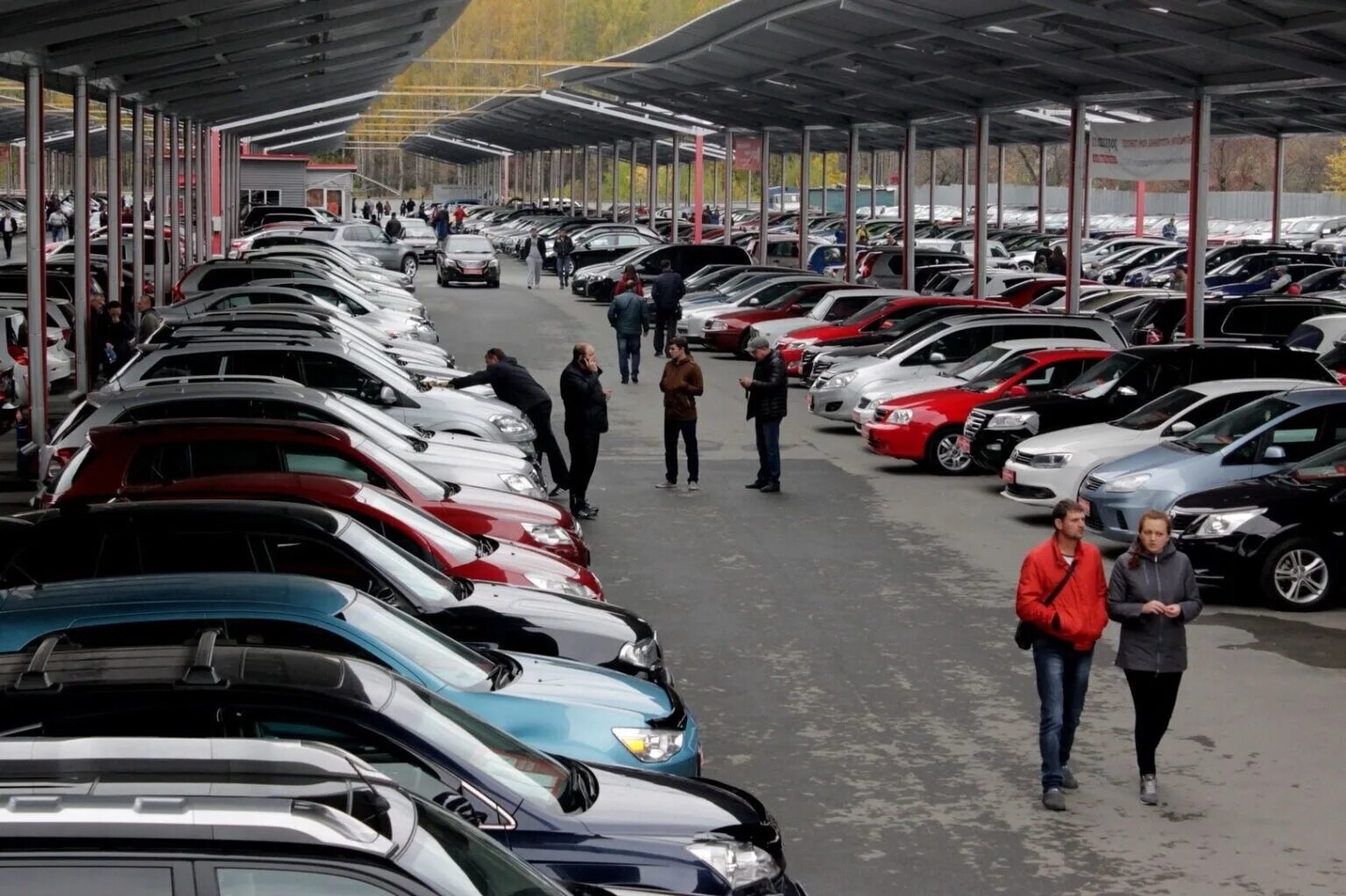 Бу иномарки. Рынок автомобилей. Автомобильный рынок в москве. Много машин. Автомобильный рынок россии.