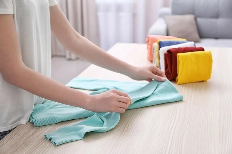 сложила что делать. укладка вещей в чемодан. складывать одежду. упаковать вещи в чемодан компактно. сложила что делать.