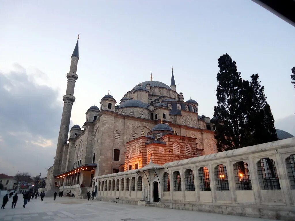 Район Фатих в Стамбуле. Мечеть Фатих в Стамбуле. Турецкие мечети в Стамбуле Фатих. Мечети Стамбула район Фатих.