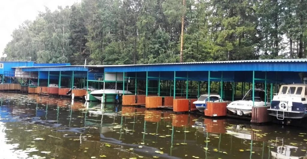 Лодка напрокат. Клязьминское водохранилище пирогово. Поведники лагерь. Лодочная станция на истринском водохранилище. Лодочная станция водохранилище.