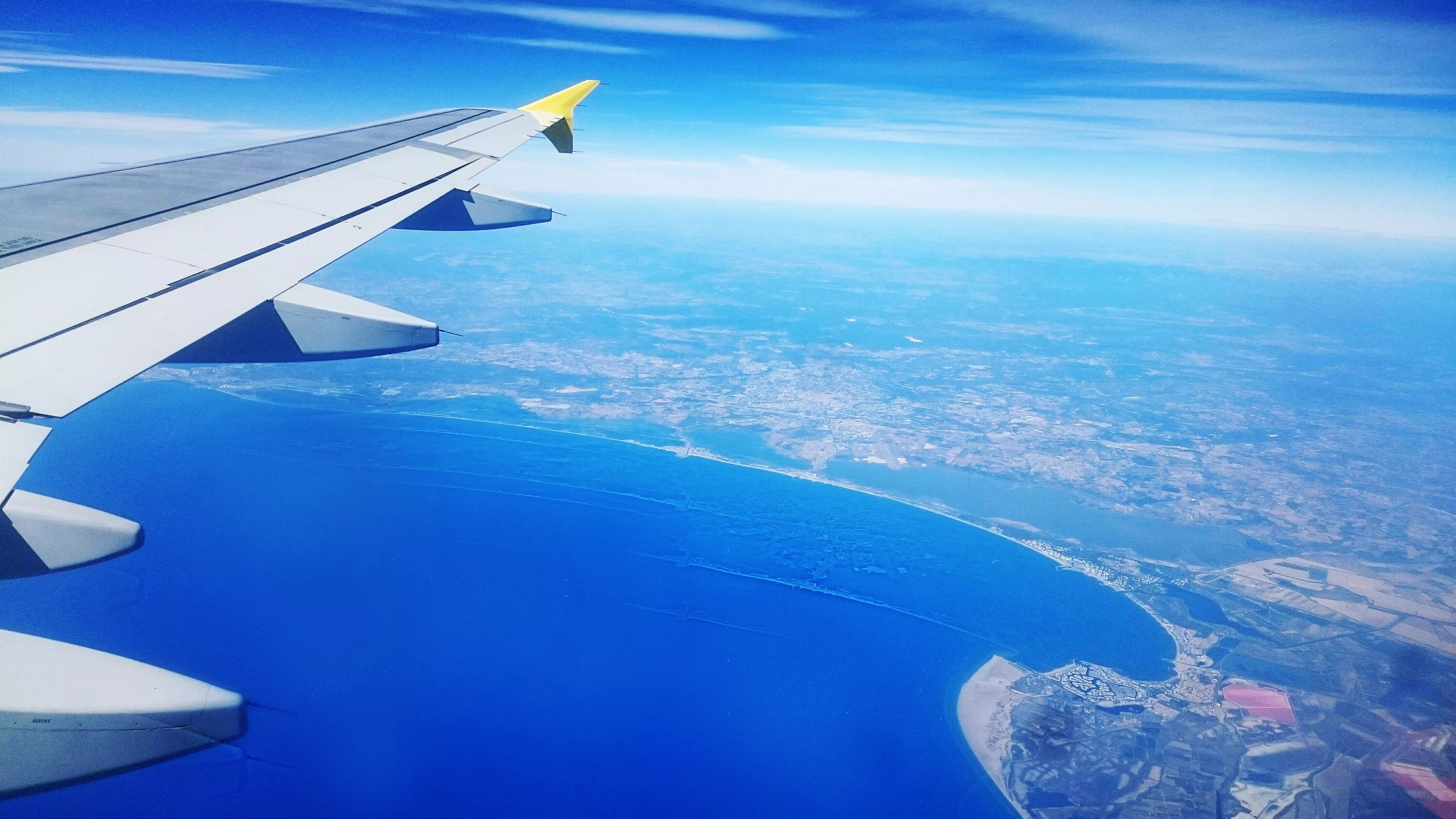 Планирующий полет самолета. Самолет над морем. самолет над океаном. крыло самолета. полет самолета над морем.