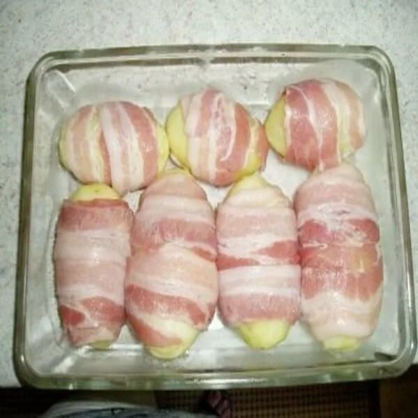 Картошка в беконе в духовке со сливками. Слоями картофель в беконе с сыром, со сливками запеченный в духовке. Картошка с беконом. Картофель в беконе запеченный в духовке. Отварной картофель в беконе запеченный в духовке.