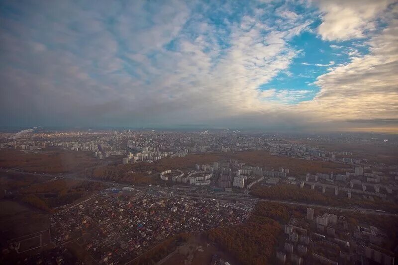 Мне сверху видно все. Облака над Москвой. Тучи над Москвой. Под облаками площадка. Под облаками Митино.