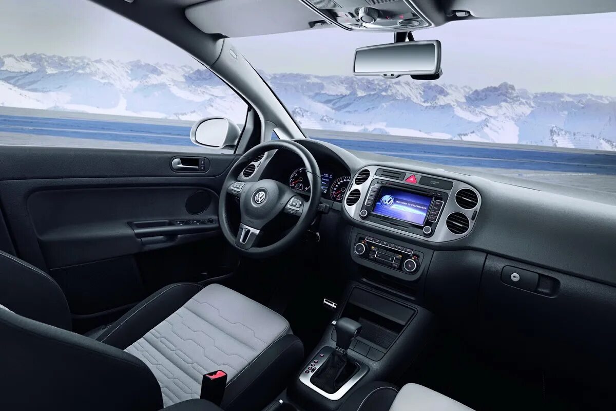 Volkswagen golf plus салон. Фольксваген поло люкс седан. Салон фольксваген 2011. Golf plus 2011 салон. Volkswagen beetle 2017 салон.