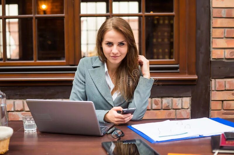 Студентка коммерсантка и просто красавица читать. Businesswoman in a Restaurant. Businesswoman Laptop Office.