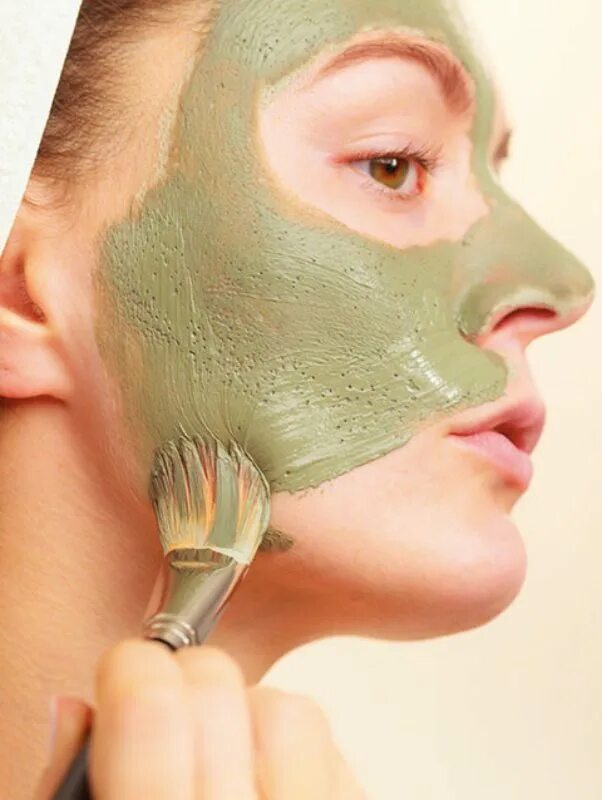 Зеленая глина на теле. Где наносят маску для лица. Нанесение масок и масел на волосы фото процесс.