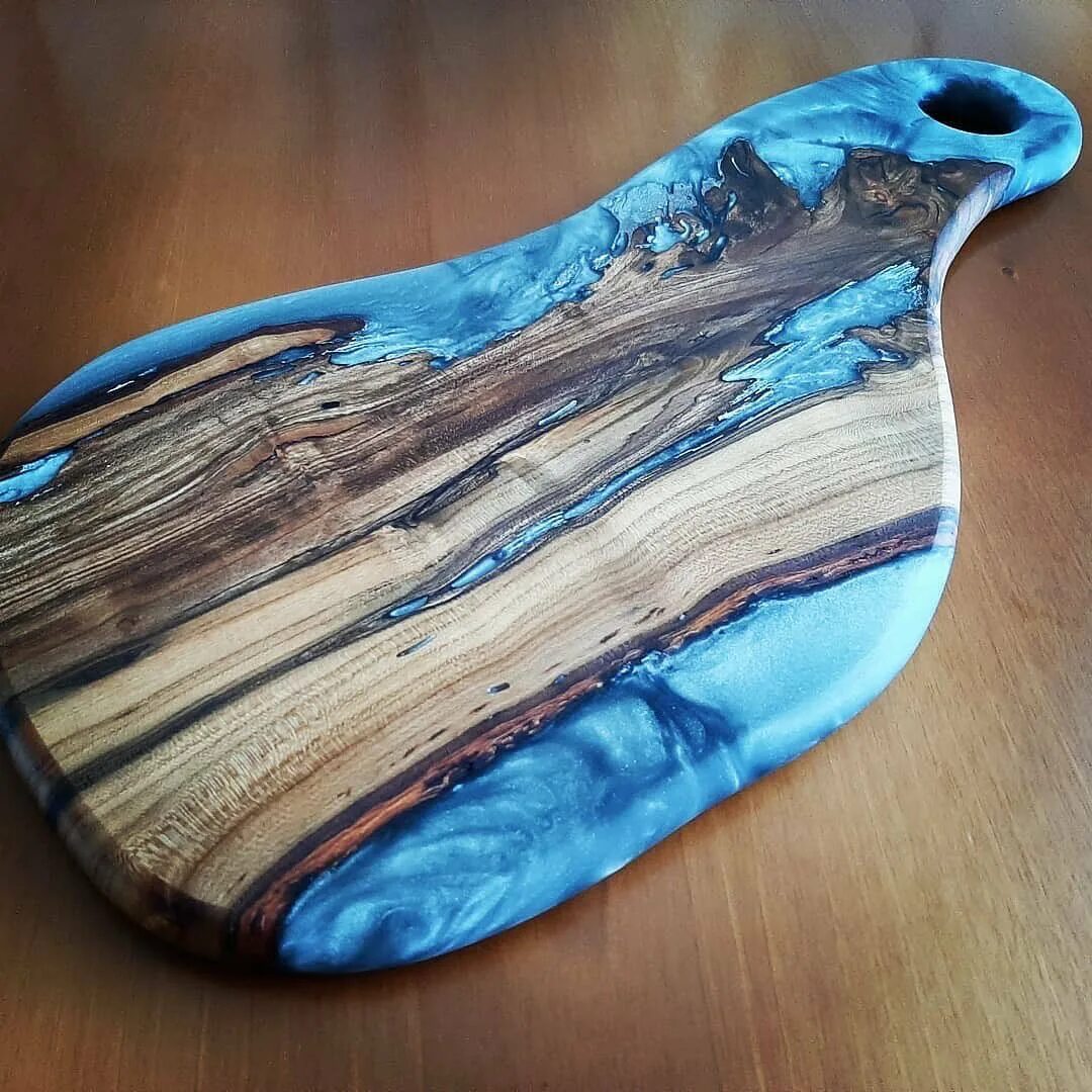 Разделочная доска из эпоксидной смолы. Сервировочная доска с эпоксидной смолой. Доска смола. Доска разделочная деревянная с эпоксидной смолой. Разделочная доска из эпоксидной смолы.