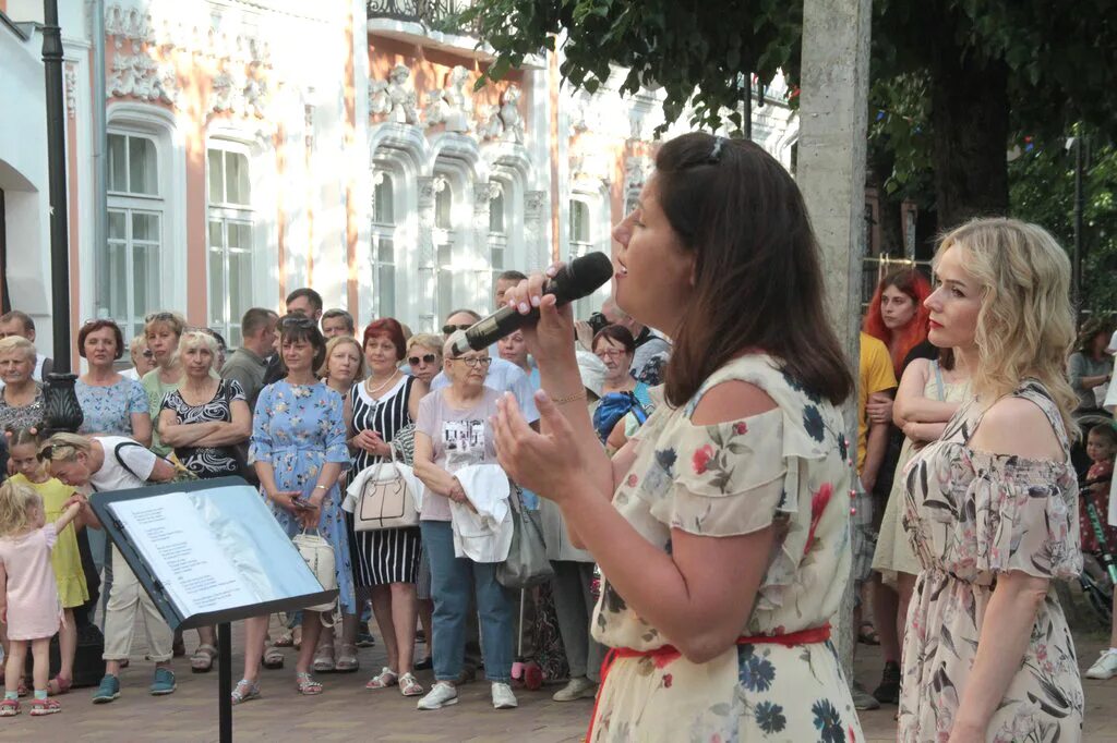 Арбат смоленск. Улица Маяковского Смоленск пешеходная. Улица Маяковского Смоленск. Маяковский Смоленск. Улица Маяковского Смоленск день России.