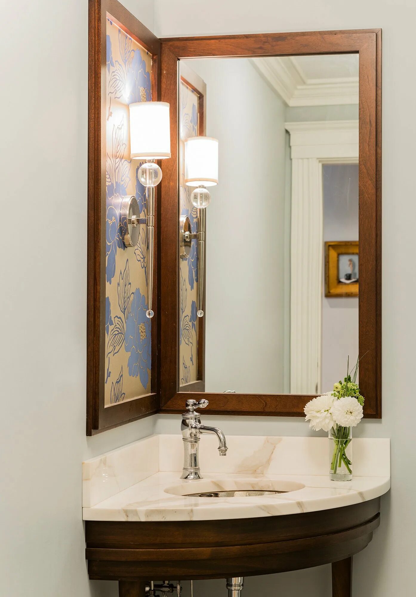 Угловое зеркало в ванной. Зеркало для ванной комнаты. Зеркало над раковиной. Угловая раковина с зеркалом в ванную. Угловое зеркало в ванную.