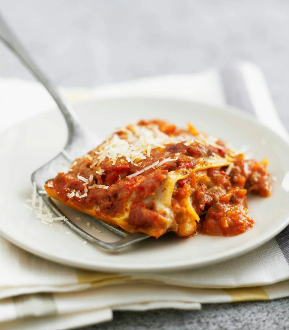 Лазанья в желтой пачке. Лазанья с фаршем и соусом бешамель. Лазанья болоньезе с соусом бешамель. Лазанья болоньезе. Лазанья с соусом болоньезе.