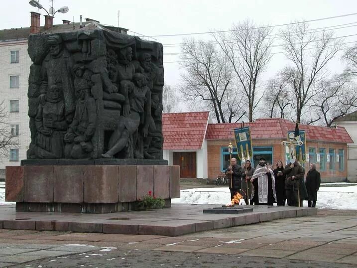 Корюковка черниговская область 1943. Корюковка черниговская область школы. Корюковка черниговская область трагедия. Корюковка черниговская область. Корюковка памятник.