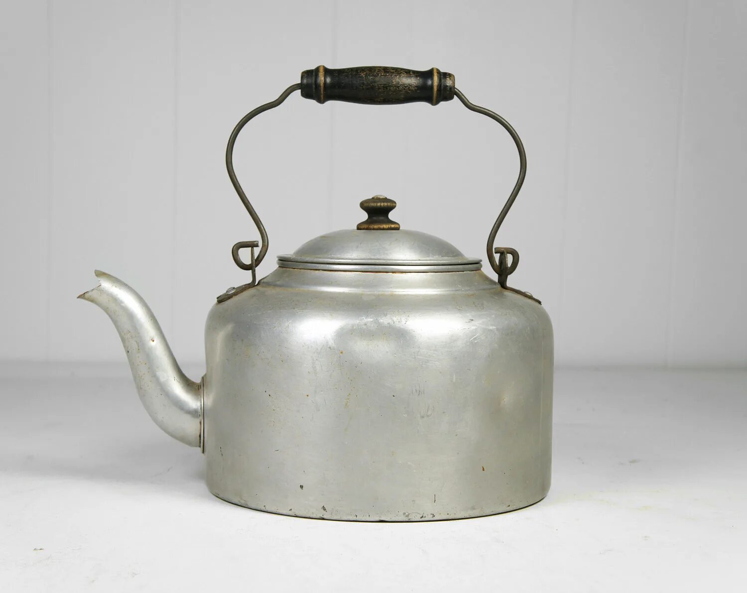 Ржавый чайник. Наплитный чайник ретро. Чайник ретро алюминиевый. Чайник 1920.