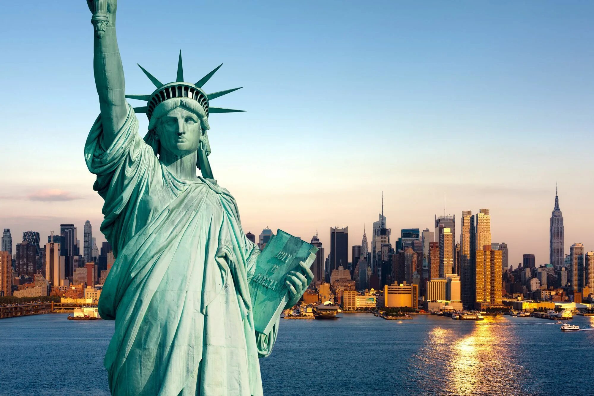 Статуя стран. Статуя свободы Нью-Йорк. Нью Йорк статуясвободу. Нью Йорк Манхеттен статуя свободы. Статуя свободыфв НЬЮЙОРКЕ.