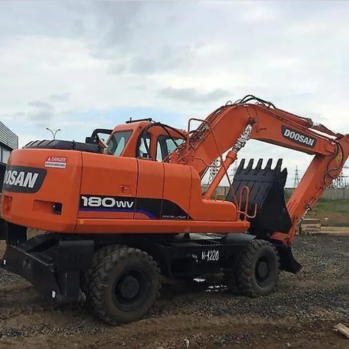 Колесный экскаватор Doosan s180w. Дусан 180 колесный экскаватор. Экскаватор колесный Doosan s180w-v. Дусан 160 колесный экскаватор.