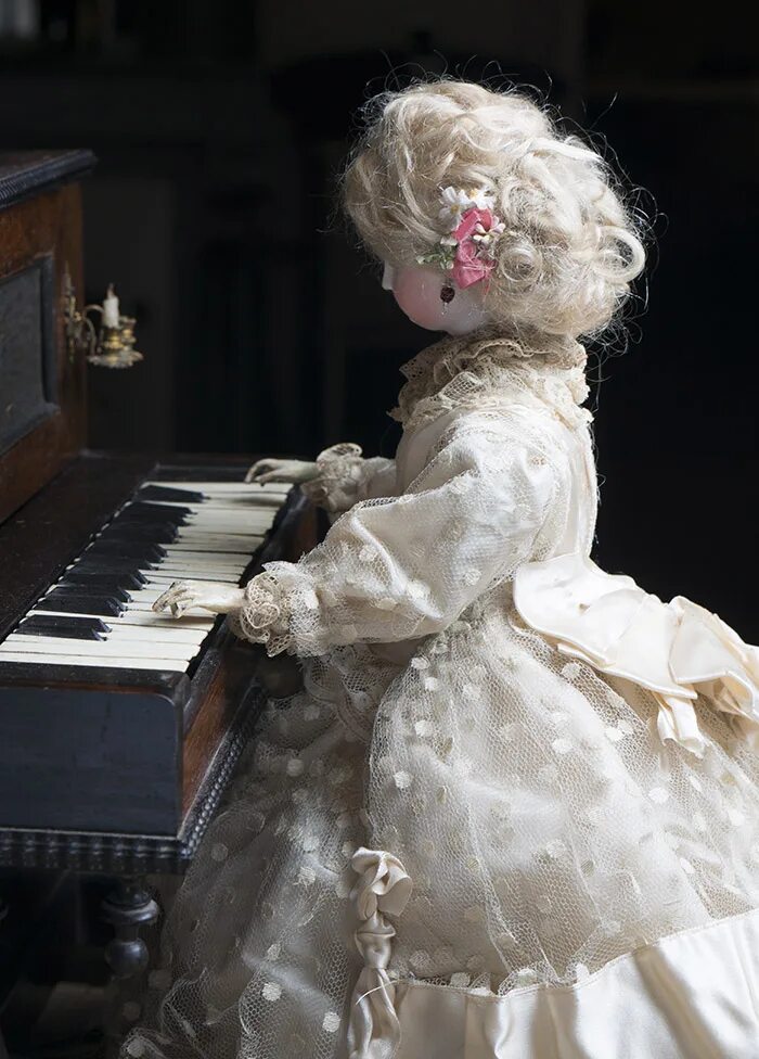 Кукла пианистка антикварный автоматон. Кукла с пианино. Кукла пианистка. Механические куклы автоматоны.