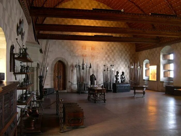 Шильонский замок Рыцарский зал. Шильонский замок внутри. Шильонский замок Швейцария внутри. Шильонский замок интерьер.