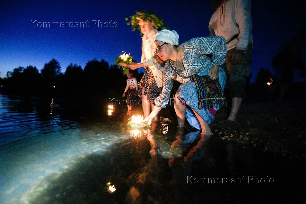 Купала под водой. Купала под водой. Купала 2022. Ивана купала 2023. Венки по реке.